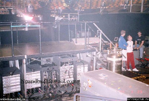 D.W.D. Boston, MA (29 Июня 2002)backstage-03.jpg(Бритни Спирс, Britney Spears)