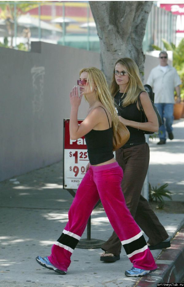 Бритни гуляет по Беверли Хиллз2080201_spears_b_b_gr_03.jpg(Бритни Спирс, Britney Spears)