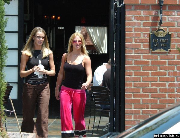 Бритни гуляет по Беверли Хиллз2080201_spears_b_b_gr_07.jpg(Бритни Спирс, Britney Spears)