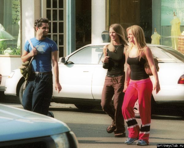 Бритни гуляет по Беверли Хиллзx200.jpg(Бритни Спирс, Britney Spears)