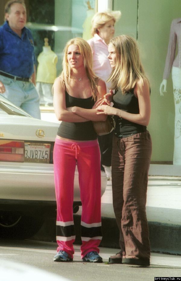 Бритни гуляет по Беверли Хиллзx201.jpg(Бритни Спирс, Britney Spears)