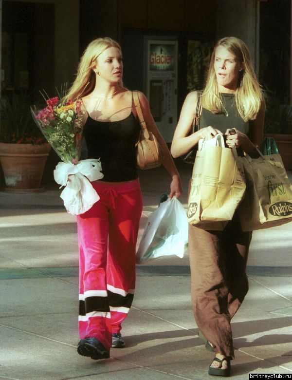 Бритни гуляет по Беверли Хиллзx216.jpg(Бритни Спирс, Britney Spears)