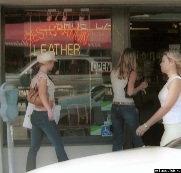 Бритни ходит по магазинам в Лос-Анджелесеx250.jpg(Бритни Спирс, Britney Spears)