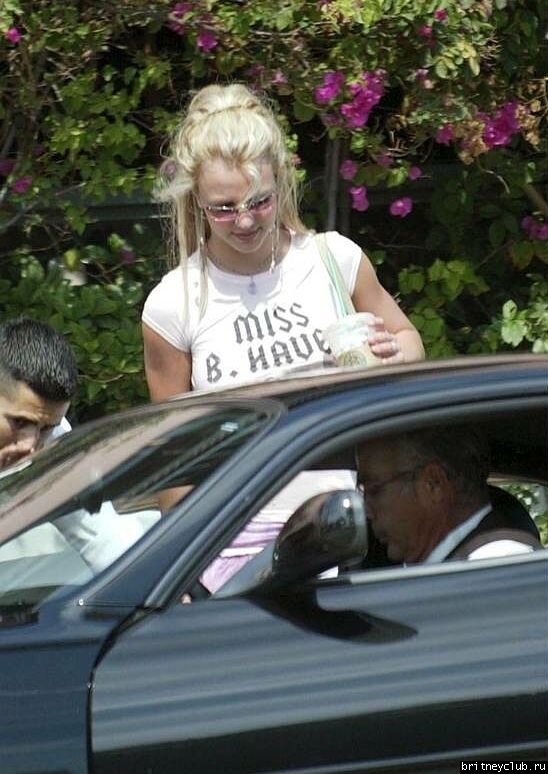 Бритни уезжает из ресторана Molyvos Greek03~604.jpg(Бритни Спирс, Britney Spears)