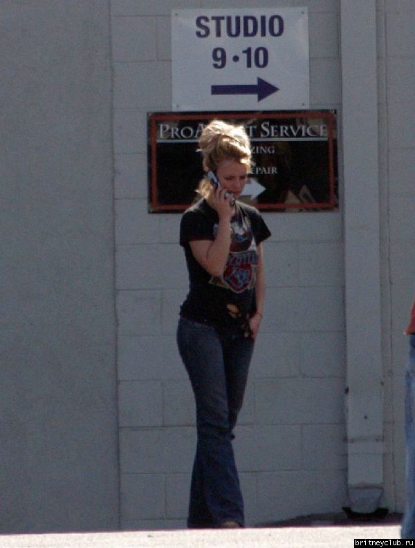 Бритни делает остановки по пути в аэропорт16~130.jpg(Бритни Спирс, Britney Spears)