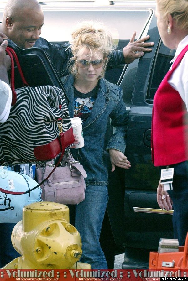 Бритни делает остановки по пути в аэропорт(дополнение)1066507797975.jpg(Бритни Спирс, Britney Spears)