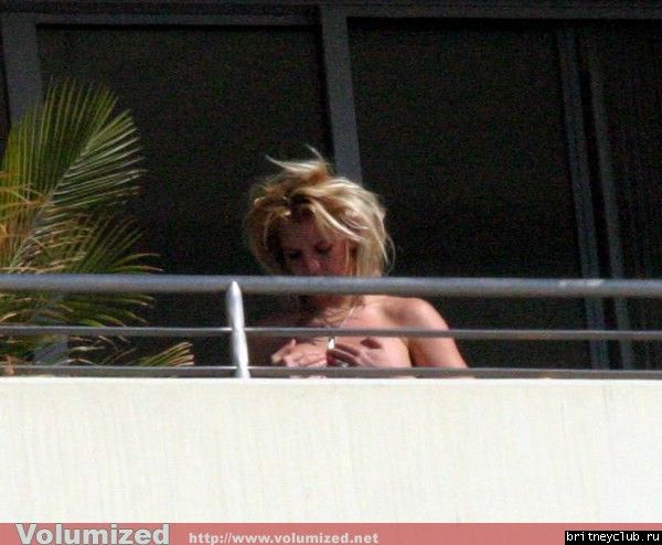 Бритни загорает обнаженной на балконе своего пентхауса5.jpg(Бритни Спирс, Britney Spears)