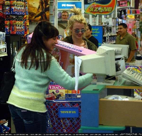 Бритни и Фелиция покупают подарки к Рождеству003.jpg(Бритни Спирс, Britney Spears)