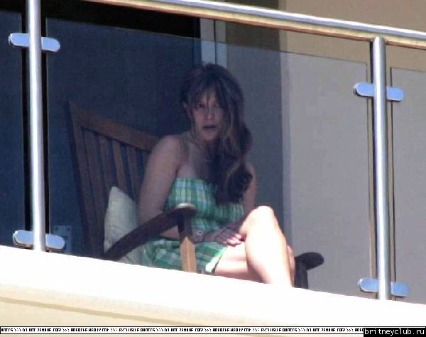 Бритни загорает на балконе аппартаментов Брайна22.jpg(Бритни Спирс, Britney Spears)
