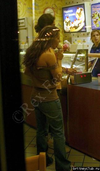 Бритни и Кевин покупают мороженое03.jpg(Бритни Спирс, Britney Spears)