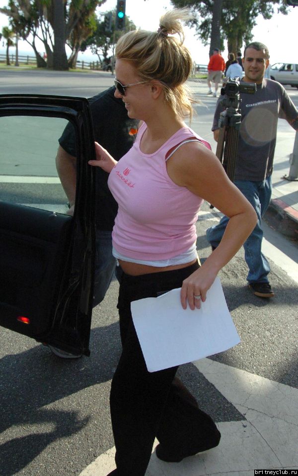 Бритни уезжает из бизнес-центраbb4.jpg(Бритни Спирс, Britney Spears)