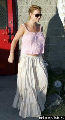 Бритни идет с Джеми Линн в Marina Del Rey03.jpg(Бритни Спирс, Britney Spears)