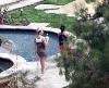 Бритни и Линн Спирс играют с собачкой во дворе особняка в Малибу