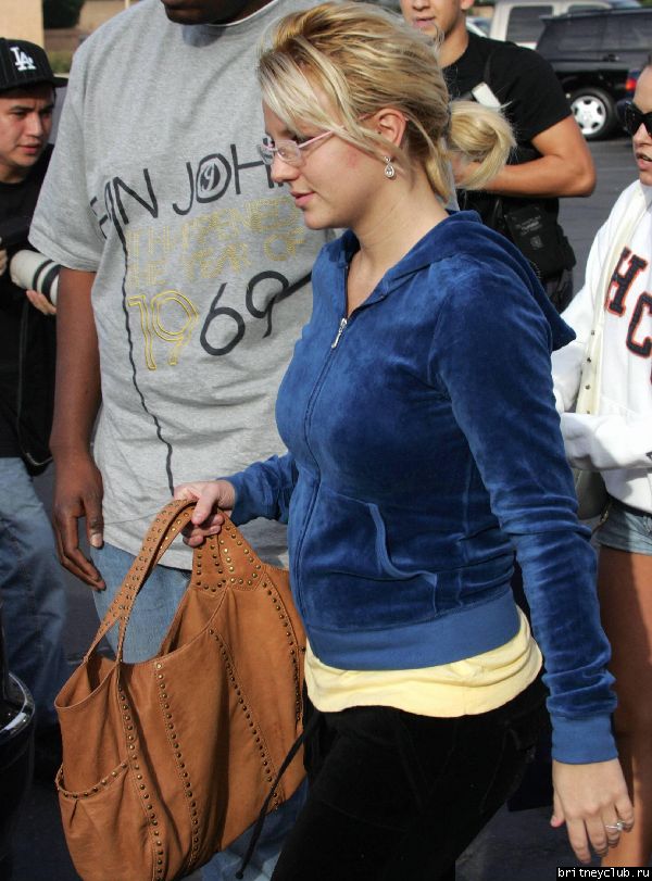 Бритни идет в магазин нижнего белья bspearsglasses110605_19.jpg(Бритни Спирс, Britney Spears)