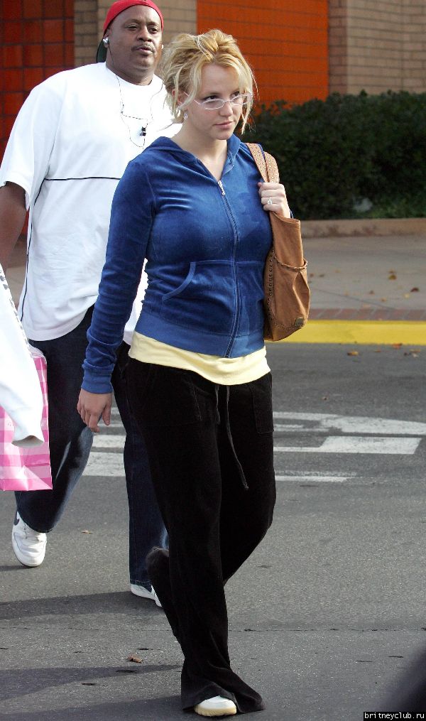 Бритни идет в магазин нижнего белья bspearsglasses110605_33.jpg(Бритни Спирс, Britney Spears)