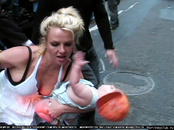 Бритни чуть не выронила ребенка08.jpg(Бритни Спирс, Britney Spears)