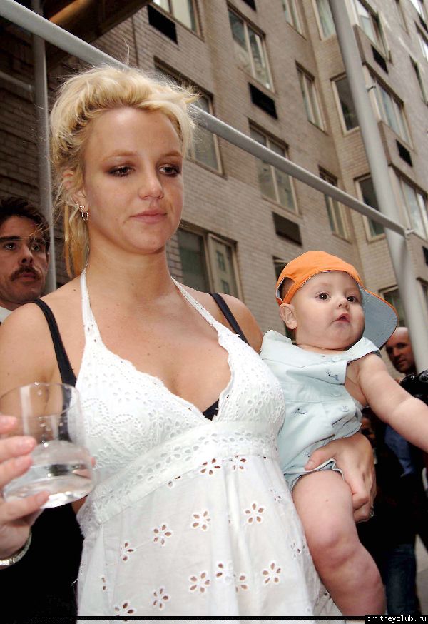 Бритни чуть не выронила ребенка1148661420862.jpg(Бритни Спирс, Britney Spears)
