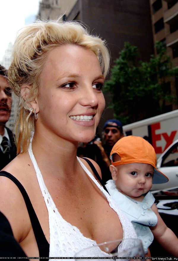 Бритни чуть не выронила ребенка1148661425826.jpg(Бритни Спирс, Britney Spears)