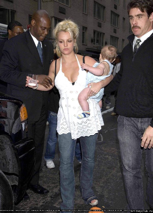 Бритни чуть не выронила ребенка40.jpg(Бритни Спирс, Britney Spears)
