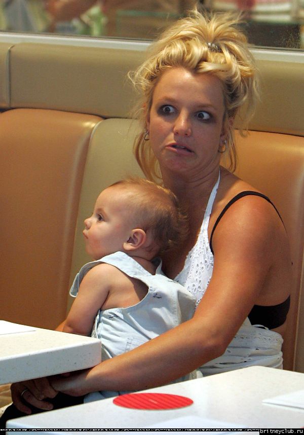Бритни чуть не выронила ребенка70.jpg(Бритни Спирс, Britney Spears)