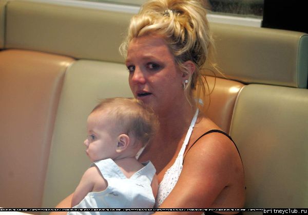 Бритни чуть не выронила ребенка75.jpg(Бритни Спирс, Britney Spears)