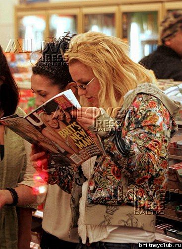 Бритни в магазине рассматривает журналы BSPEARSBREAKUP011807_07.jpg(Бритни Спирс, Britney Spears)