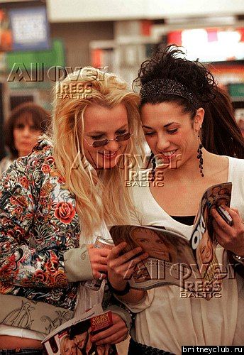 Бритни в магазине рассматривает журналы BSPEARSBREAKUP011807_08.jpg(Бритни Спирс, Britney Spears)