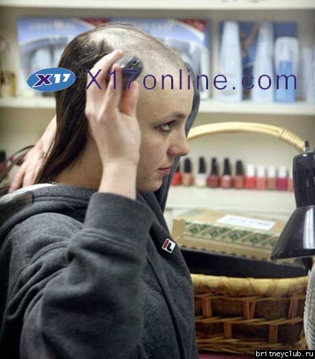 Бритни в салоне бреет себе волосыbritney-shavedhead003.jpg(Бритни Спирс, Britney Spears)