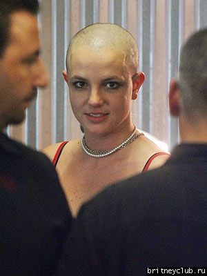 Бритни в салоне бреет себе волосыbritney-shavedhead011.jpg(Бритни Спирс, Britney Spears)