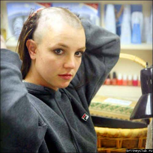 Бритни в салоне бреет себе волосыbritney-shavedhead020.jpg(Бритни Спирс, Britney Spears)