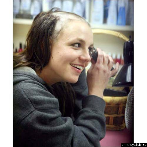 Бритни в салоне бреет себе волосыbritney-shavedhead022.jpg(Бритни Спирс, Britney Spears)