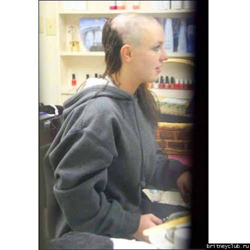 Бритни в салоне бреет себе волосыbritney-shavedhead024.jpg(Бритни Спирс, Britney Spears)
