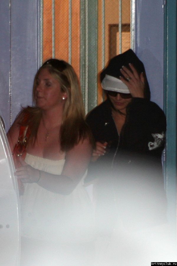 Брайтней после встречи анонимных алкоголиков в  католической церкви в тихоокеанских палисадах001.jpg(Бритни Спирс, Britney Spears)