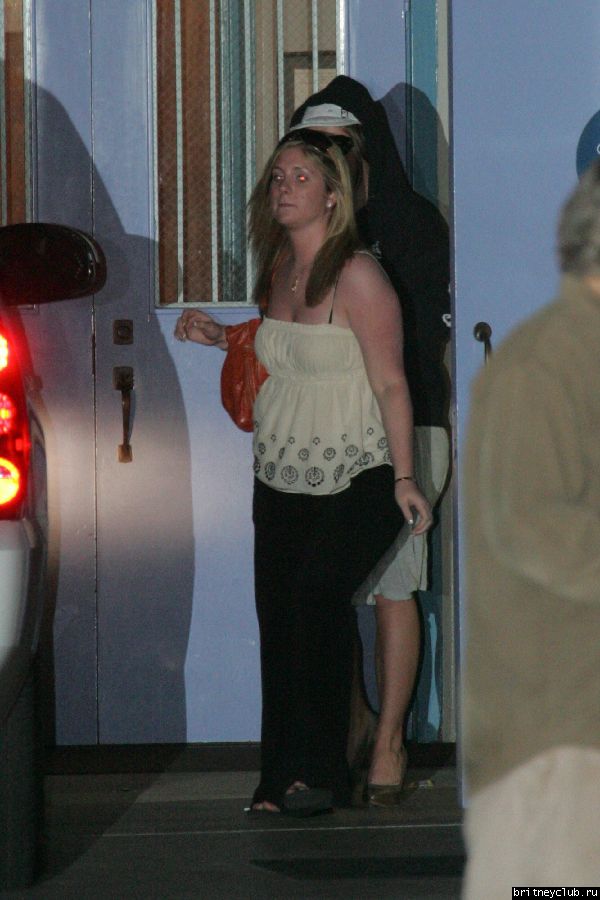 Брайтней после встречи анонимных алкоголиков в  католической церкви в тихоокеанских палисадах006.jpg(Бритни Спирс, Britney Spears)