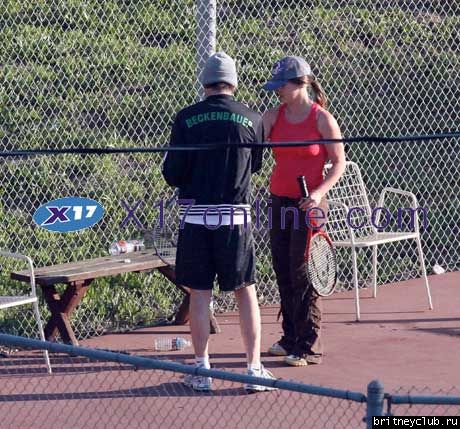 Бритни играет в теннис на территории клиники1174118557831.jpg(Бритни Спирс, Britney Spears)