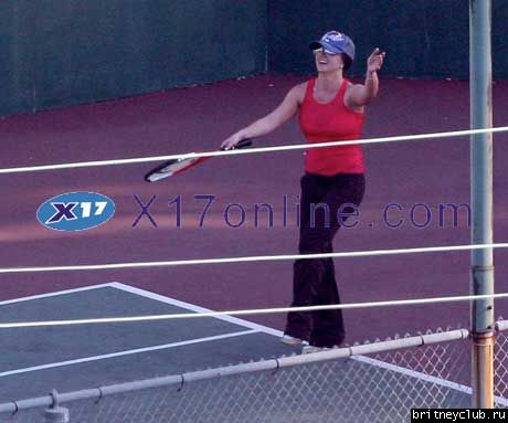 Бритни играет в теннис на территории клиникиBSpearsTennis031507_1.jpg(Бритни Спирс, Britney Spears)