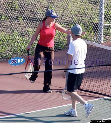 Бритни играет в теннис на территории клиникиBSpearsTennis031507_11.jpg(Бритни Спирс, Britney Spears)