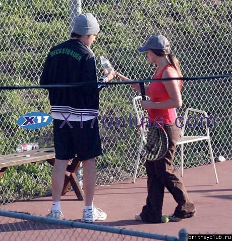 Бритни играет в теннис на территории клиникиBSpearsTennis031507_12.jpg(Бритни Спирс, Britney Spears)