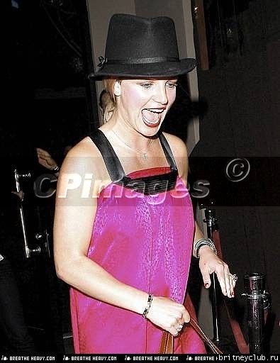 Бритни идет в клуб "Parc" в Голливуде с сестрой Эллиbritney-parc05.jpg(Бритни Спирс, Britney Spears)