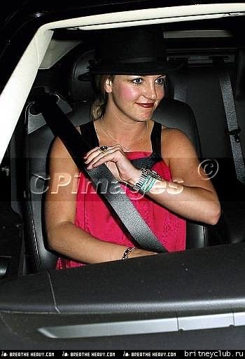 Бритни идет в клуб "Parc" в Голливуде с сестрой Эллиbritney-parc09.jpg(Бритни Спирс, Britney Spears)