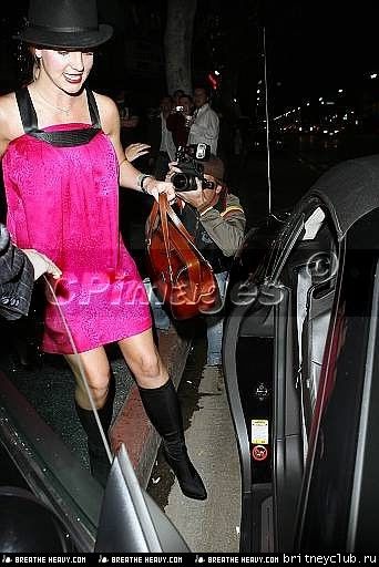 Бритни идет в клуб "Parc" в Голливуде с сестрой Эллиbritney-parc15.jpg(Бритни Спирс, Britney Spears)