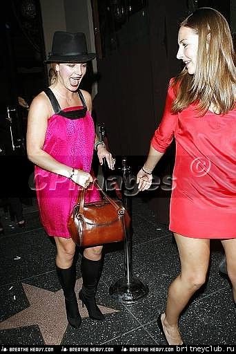 Бритни идет в клуб "Parc" в Голливуде с сестрой Эллиbritney-parc18.jpg(Бритни Спирс, Britney Spears)