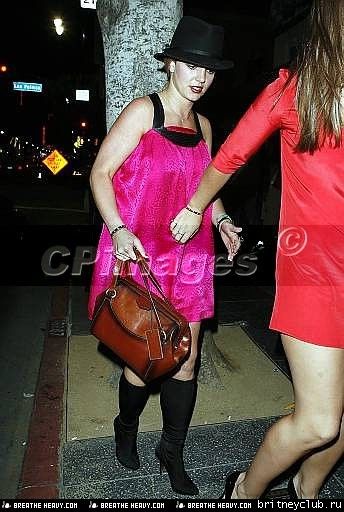 Бритни идет в клуб "Parc" в Голливуде с сестрой Эллиbritney-parc33.jpg(Бритни Спирс, Britney Spears)