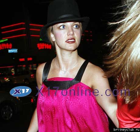 Бритни идет в клуб "Parc" в Голливуде с сестрой Эллиbritney-parc35.jpg(Бритни Спирс, Britney Spears)