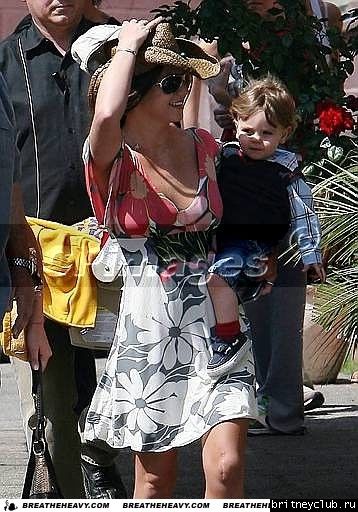 Бритни идет в студию Millennium с детьмиbritney-millennium06.jpg(Бритни Спирс, Britney Spears)