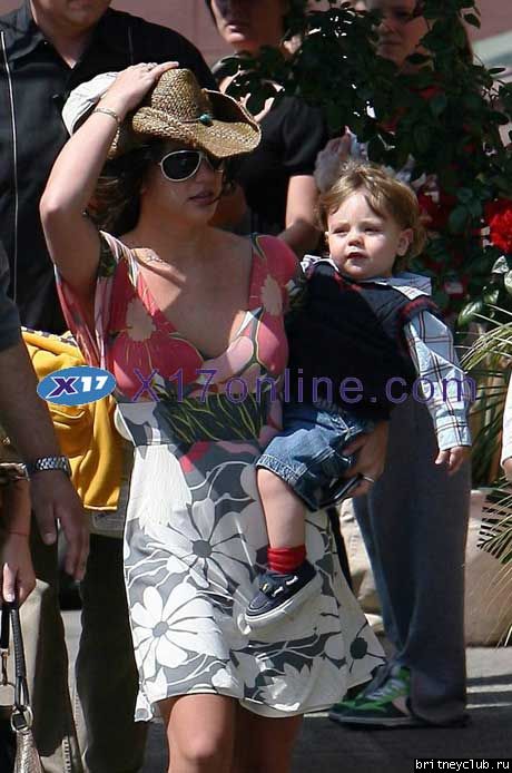 Бритни идет в студию Millennium с детьмиbritney-millennium30.jpg(Бритни Спирс, Britney Spears)