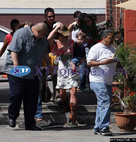 Бритни идет в студию Millennium с детьмиbritney-millennium32.jpg(Бритни Спирс, Britney Spears)