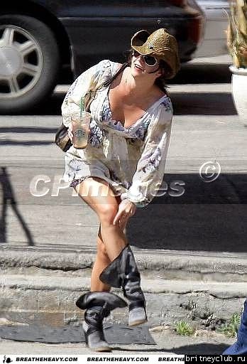 Бритни уезжает из студии Millennium, где готовилась к выступлению в Доме Блюзаbritney-millennium06.jpg(Бритни Спирс, Britney Spears)