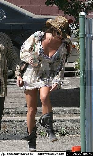 Бритни уезжает из студии Millennium, где готовилась к выступлению в Доме Блюзаbritney-millennium08.jpg(Бритни Спирс, Britney Spears)