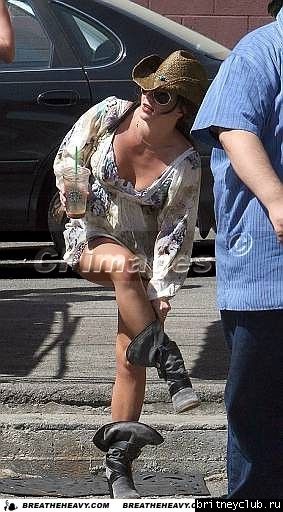 Бритни уезжает из студии Millennium, где готовилась к выступлению в Доме Блюзаbritney-millennium09.jpg(Бритни Спирс, Britney Spears)